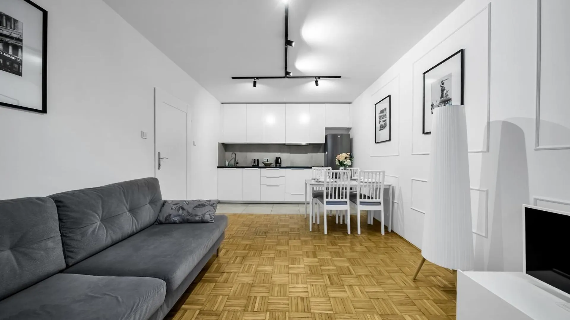 Warsaw Praga Apt - Parking, Tram&Shops Nearby - By Rentujemy