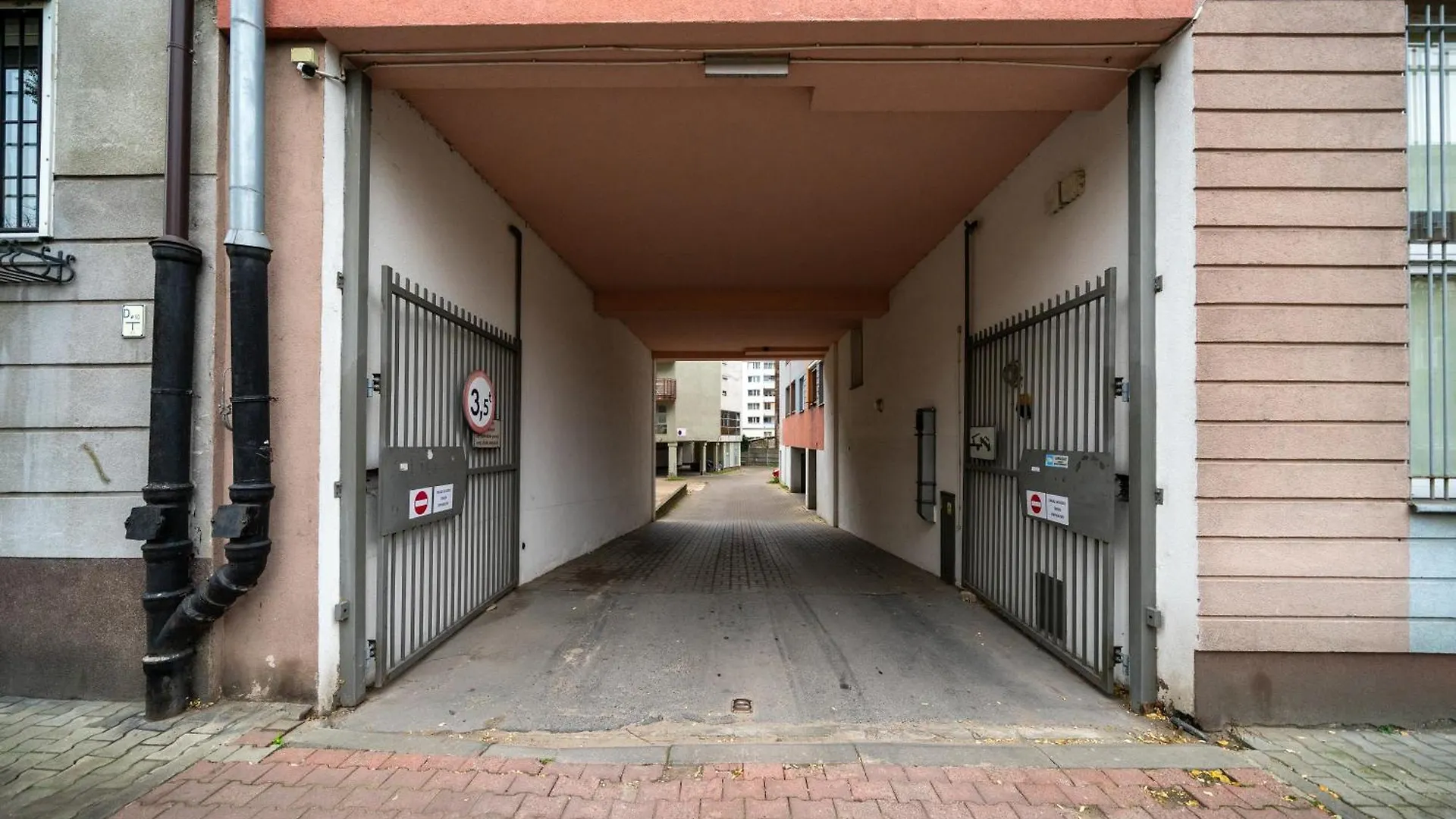 Warsaw Praga Apt - Parking, Tram&Shops Nearby - By Rentujemy Apartment